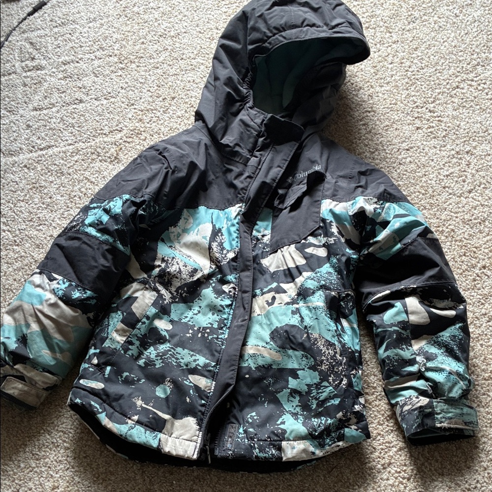 Kids Columbia Camouflage Jacket Size XS (6)